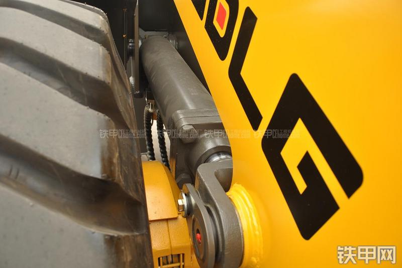 山东临工LG953装载机局部