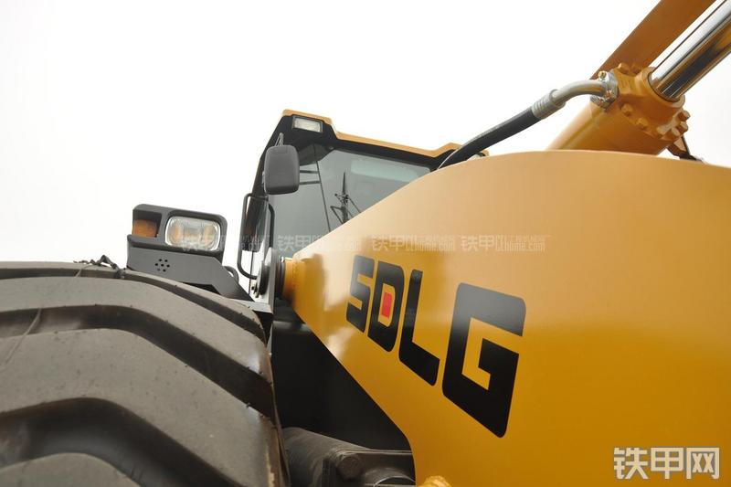 山东临工LG953装载机局部