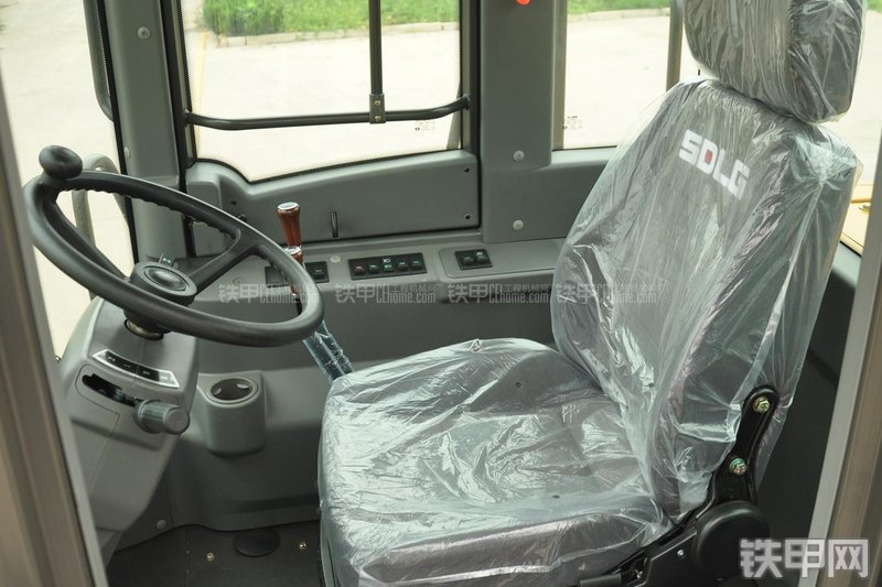 山东临工LG953N节能型装载机局部