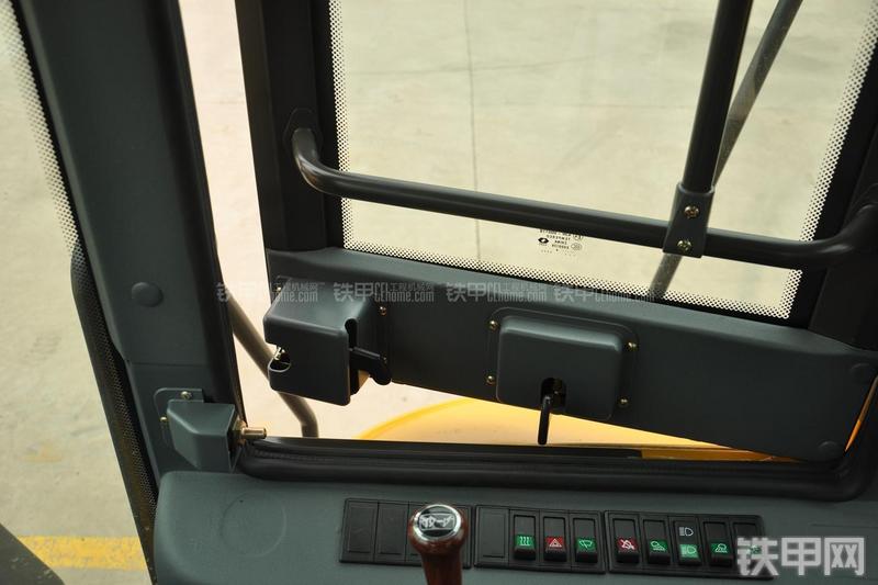 山东临工LG953装载机局部