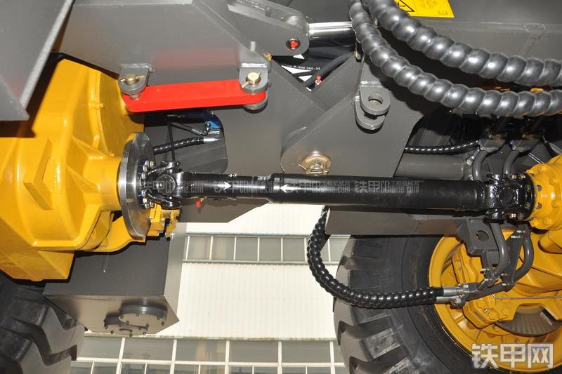 山东临工LG953装载机局部