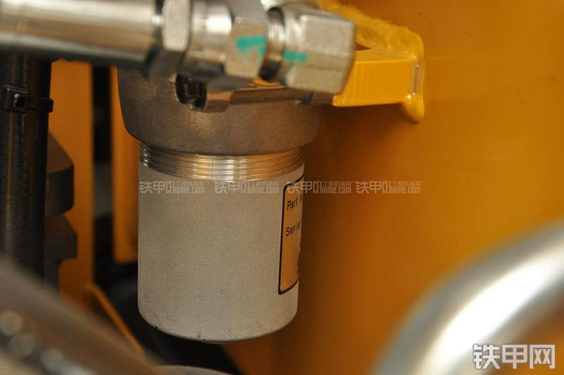 山东临工LG6135E挖掘机局部