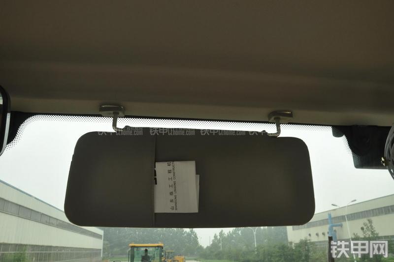 山东临工LG953装载机局部