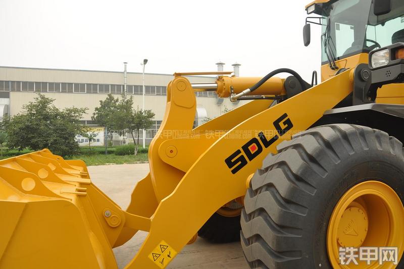 山东临工LG953装载机局部