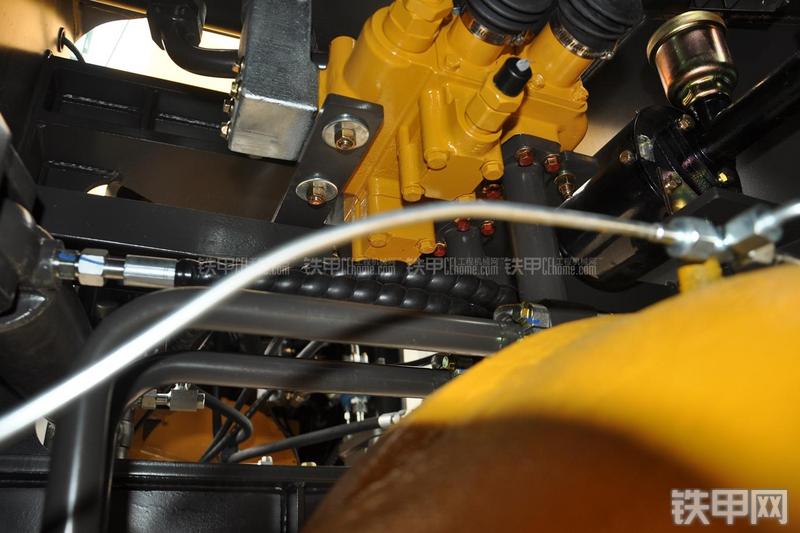 山东临工LG953装载机局部