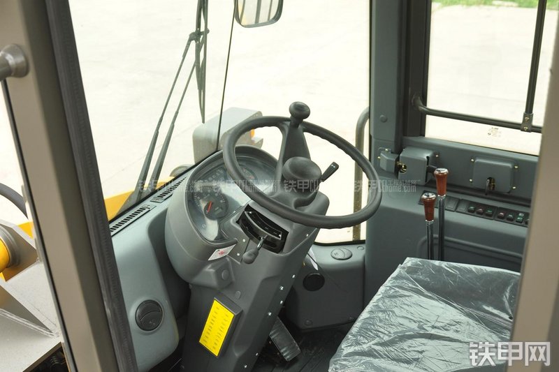 山东临工LG953装载机局部