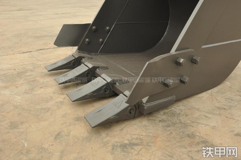 山东临工LG6135E挖掘机局部