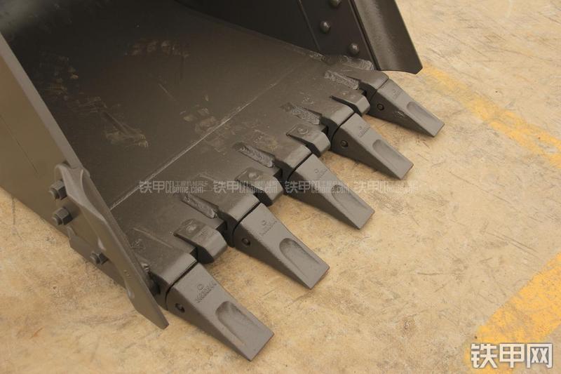 山东临工LG6225E挖掘机局部