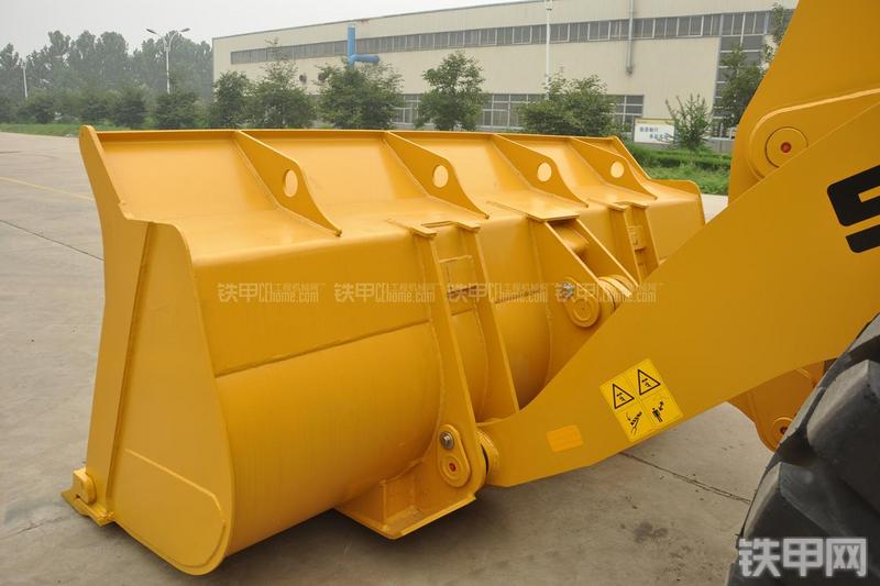 山东临工LG953N节能型装载机局部