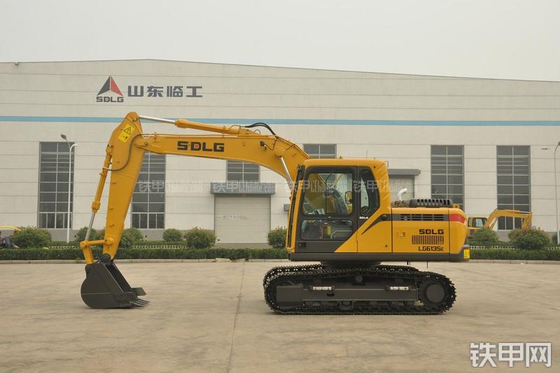 山东临工LG6135E挖掘机整机外观