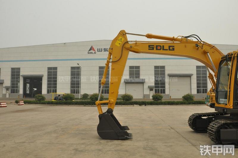 山东临工LG6135E挖掘机局部