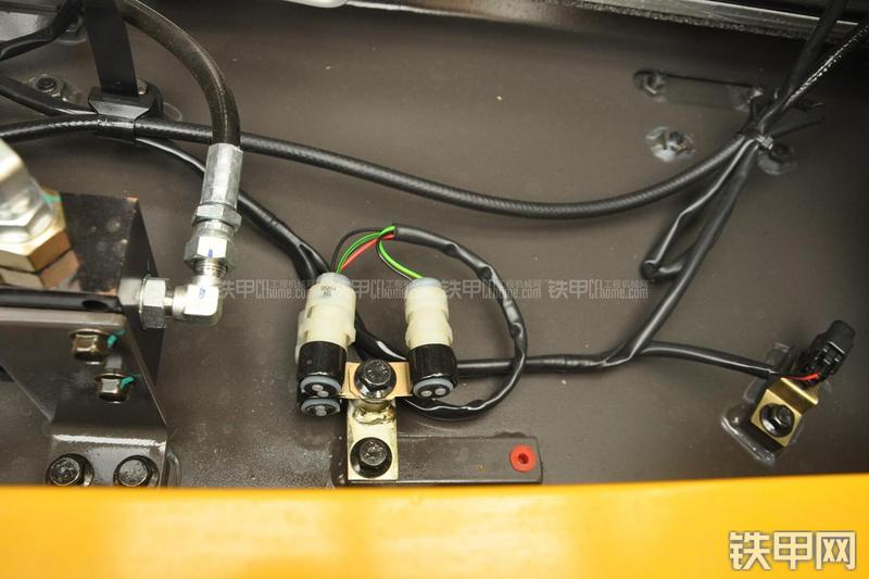 山东临工LG6135E挖掘机局部