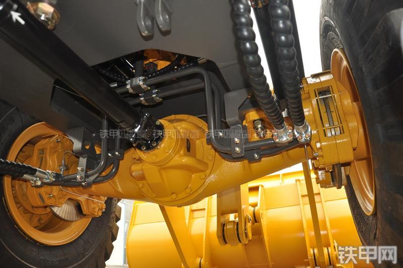 山东临工LG953装载机局部