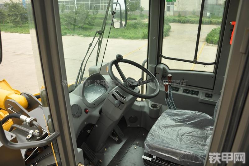 山东临工LG953N节能型装载机局部