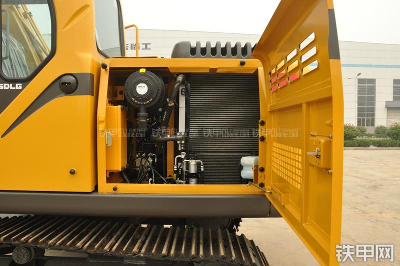 山东临工LG6135E挖掘机局部