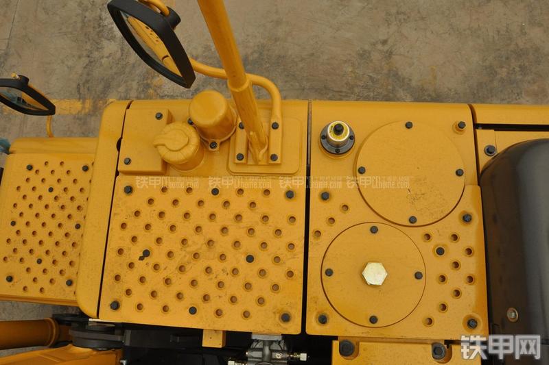 山东临工LG6135E挖掘机局部