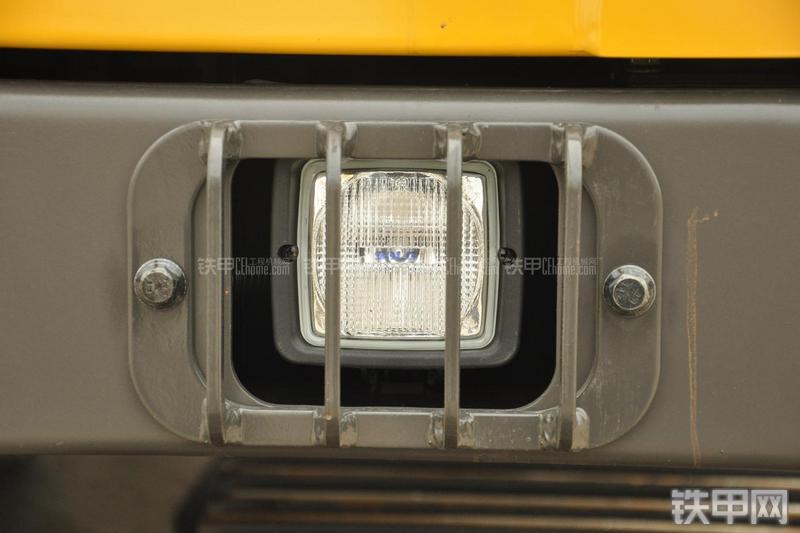 山东临工LG6135E挖掘机局部