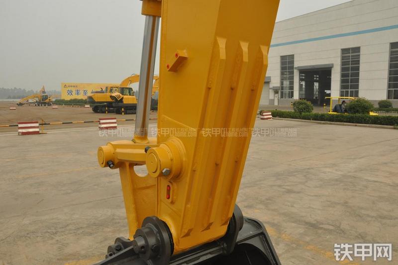 山东临工LG6135E挖掘机局部