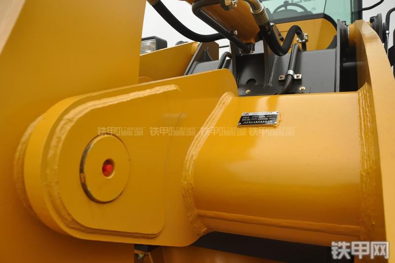 山东临工LG953N节能型装载机局部