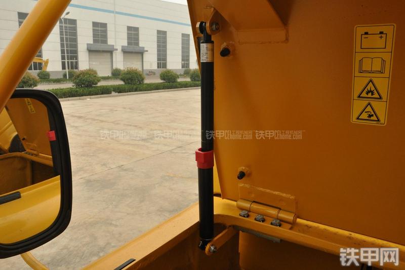 山东临工LG6135E挖掘机局部