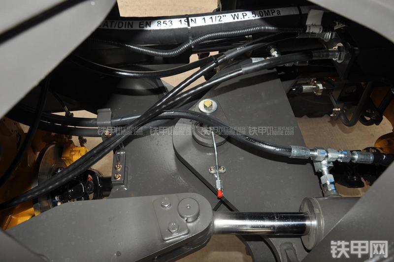 山东临工LG953装载机局部