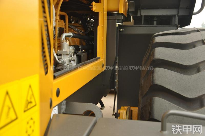 山东临工LG953装载机局部