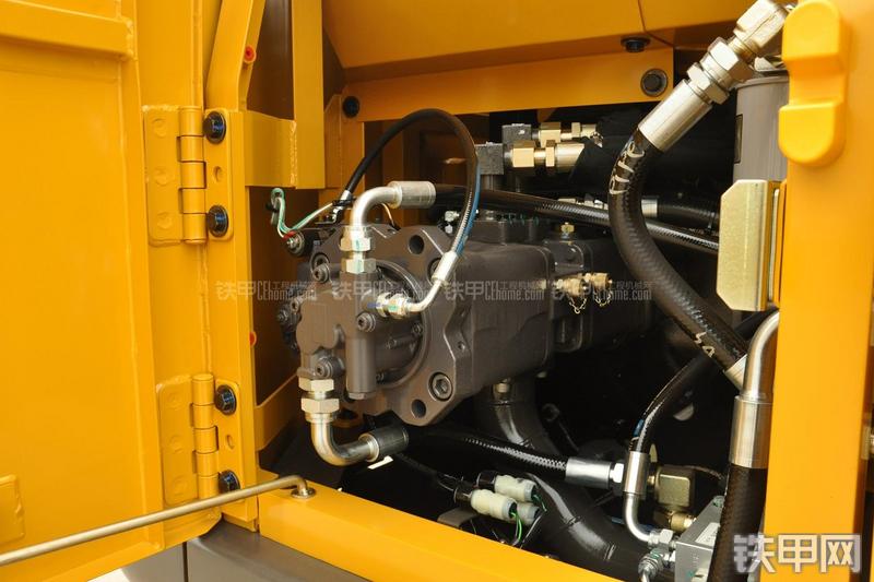 山东临工LG6135E挖掘机局部