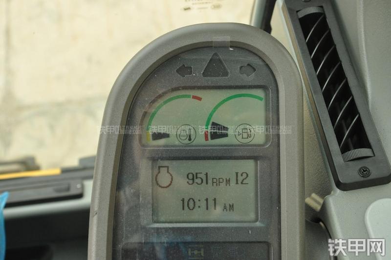 山东临工LG6135E挖掘机局部