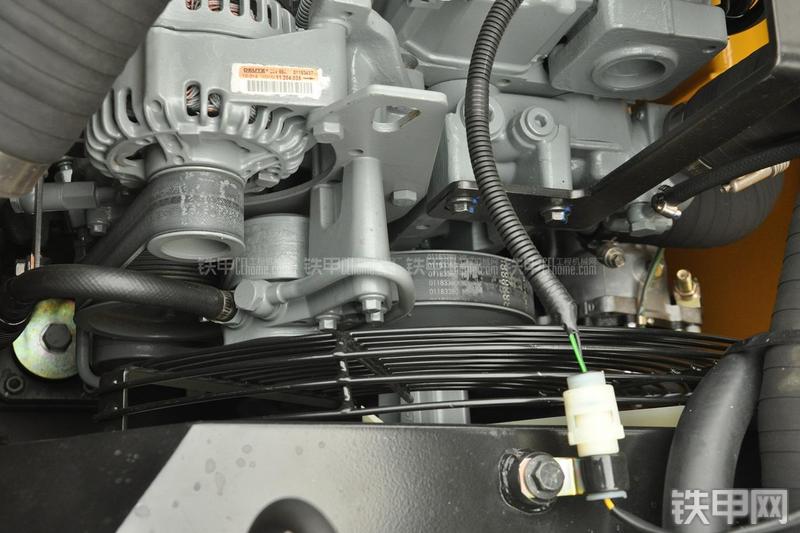 山东临工LG6135E挖掘机局部