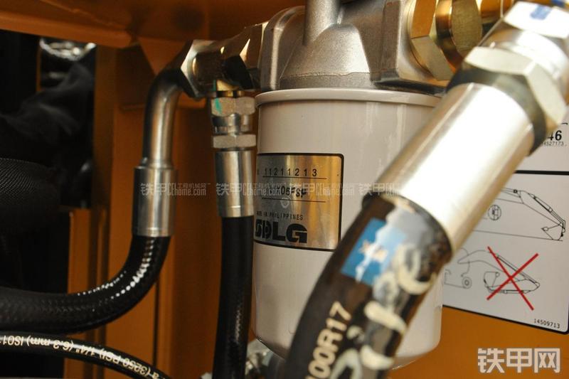 山东临工LG6135E挖掘机局部