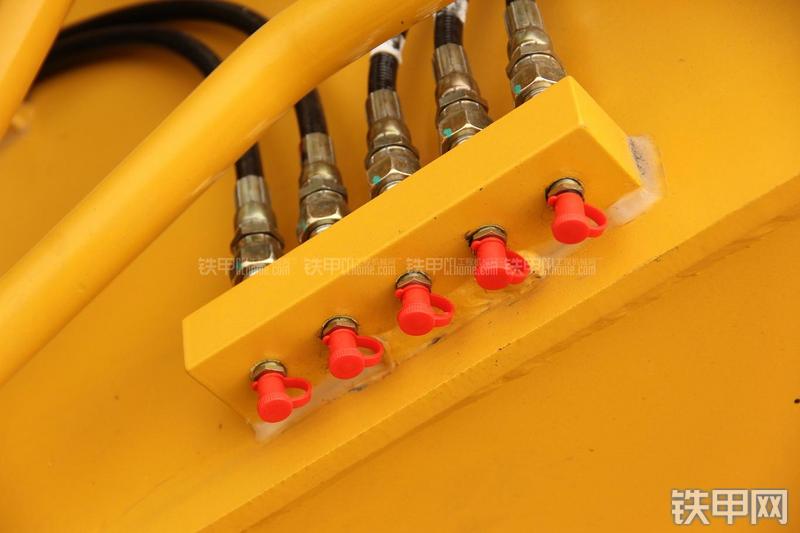 山东临工LG6210挖掘机局部