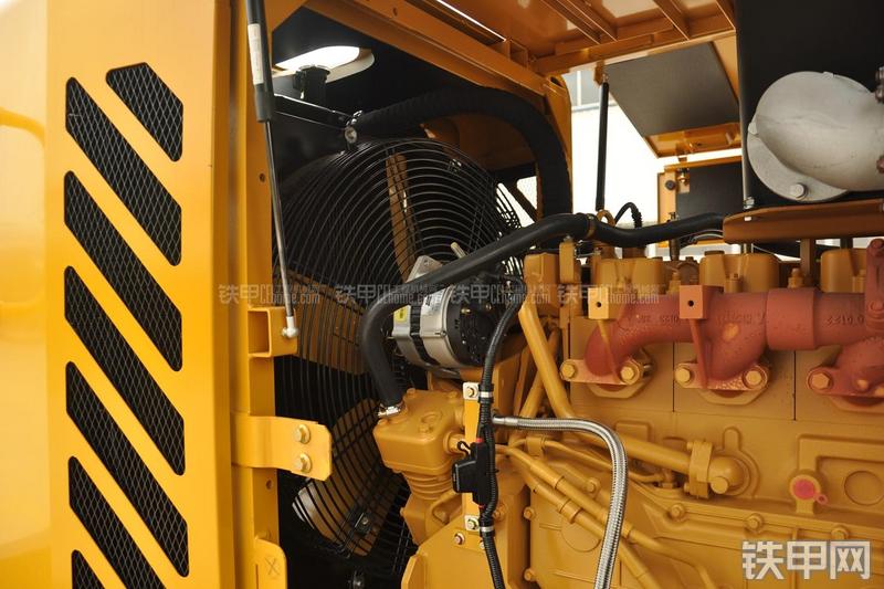 山东临工LG953装载机局部