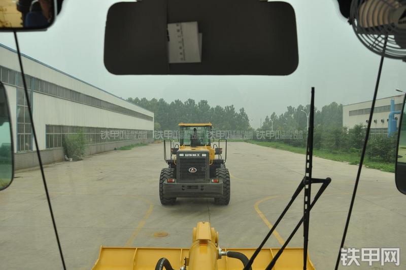 山东临工LG953装载机局部