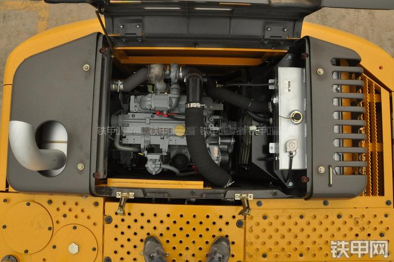 山东临工LG6135E挖掘机局部