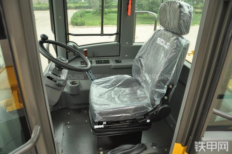 山东临工LG953N节能型装载机局部