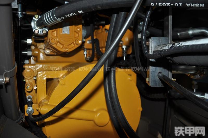 山东临工LG953N节能型装载机局部