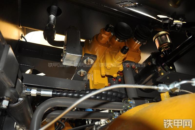 山东临工LG953装载机局部