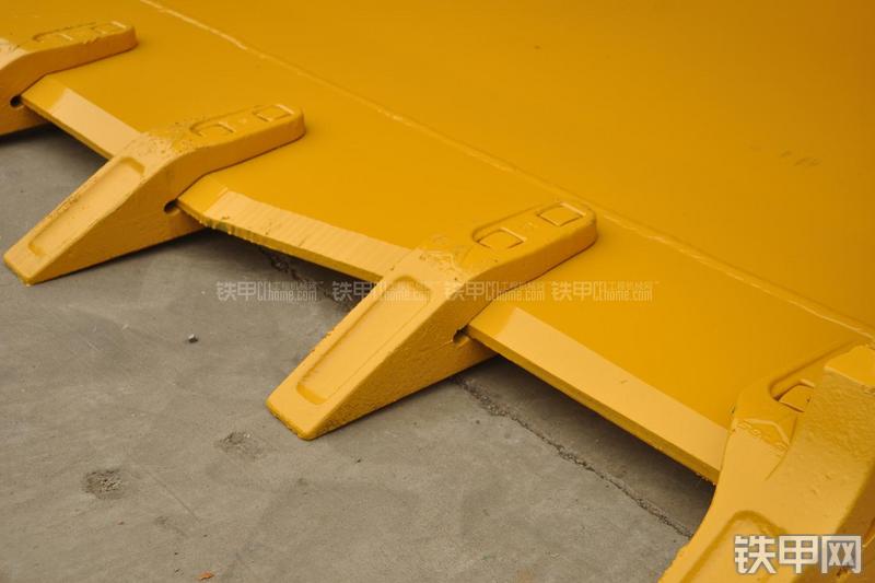 山东临工LG953N节能型装载机局部