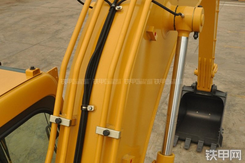 山东临工LG6135E挖掘机局部