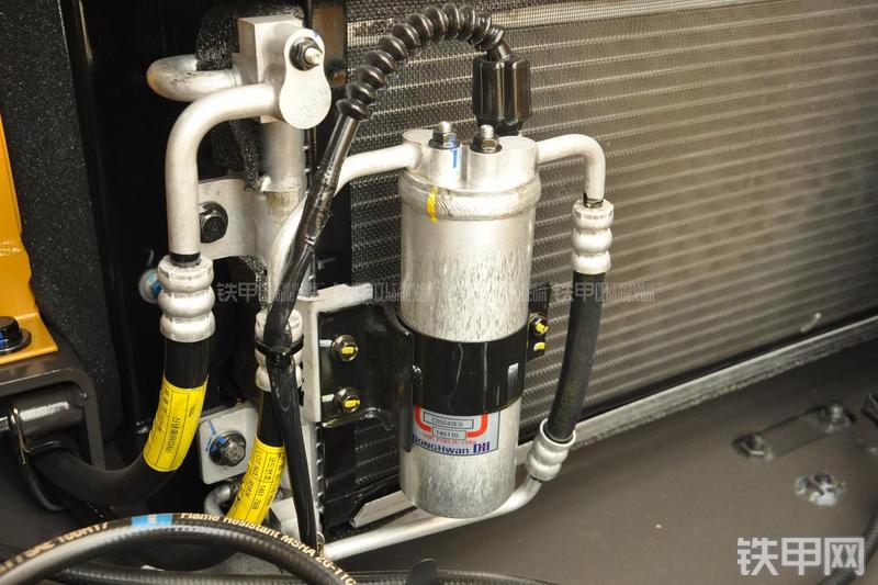 山东临工LG6135E挖掘机局部