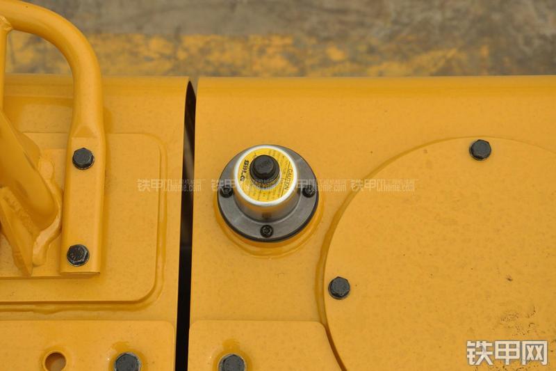 山东临工LG6135E挖掘机局部