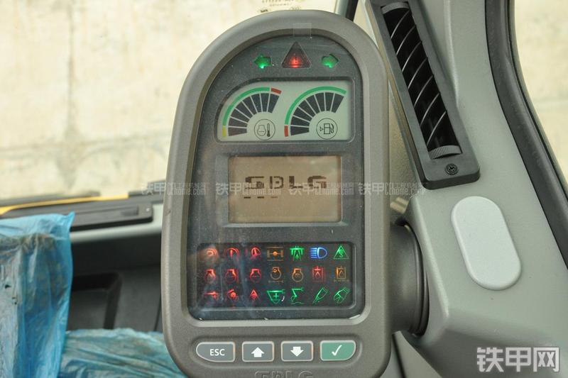 山东临工LG6135E挖掘机局部