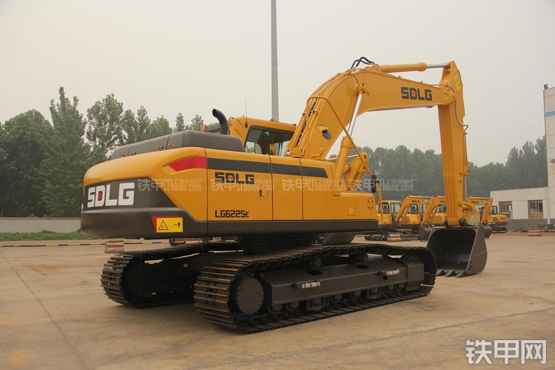 山东临工LG6225E挖掘机整机外观