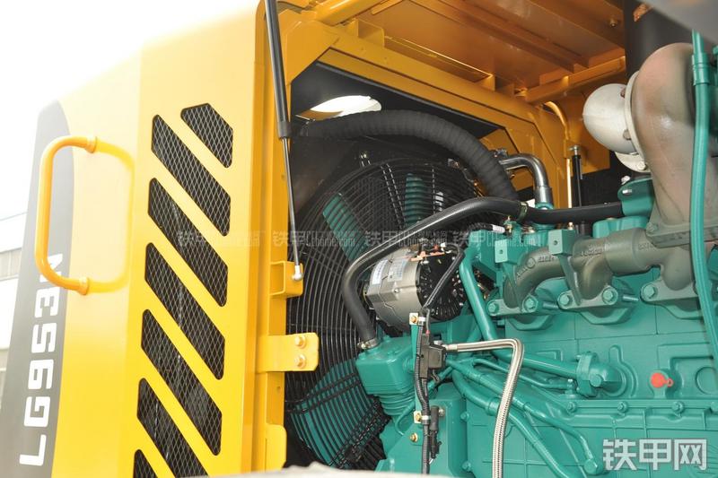 山东临工LG953N节能型装载机局部