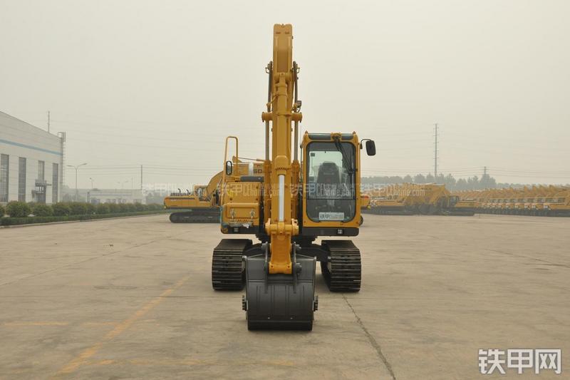 山东临工LG6135E挖掘机整机外观
