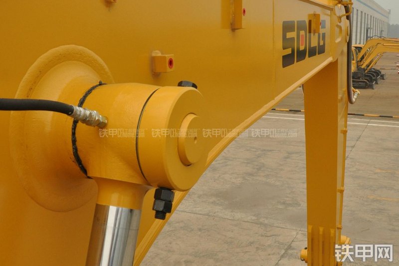 山东临工LG6135E挖掘机局部