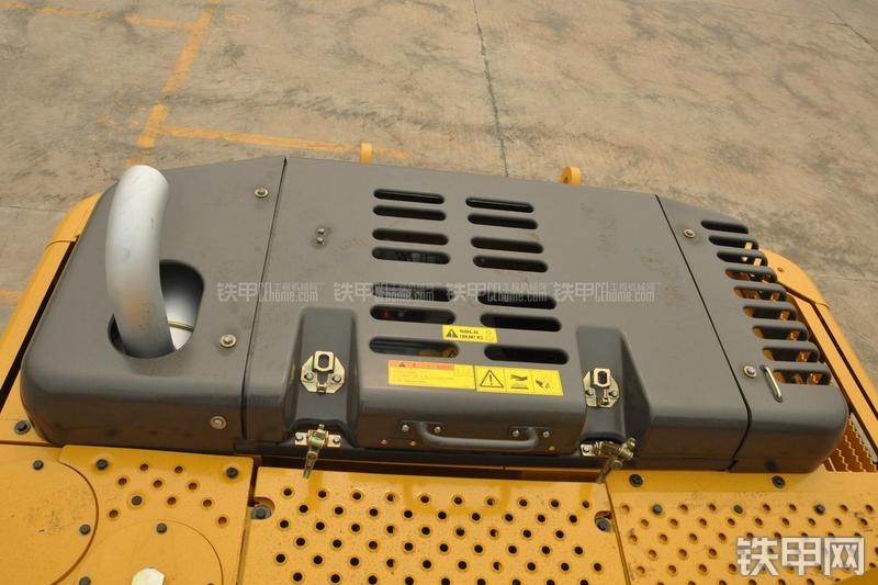 山东临工LG6135E挖掘机局部