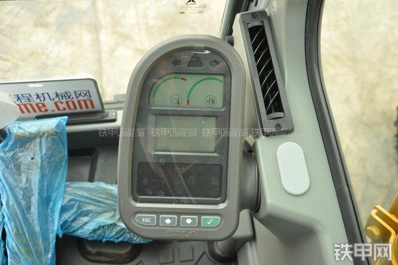 山东临工LG6135E挖掘机局部