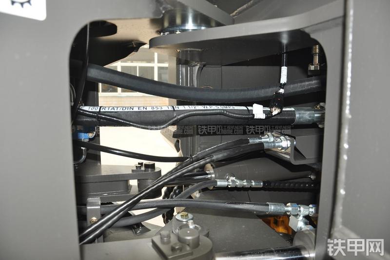 山东临工LG953装载机局部