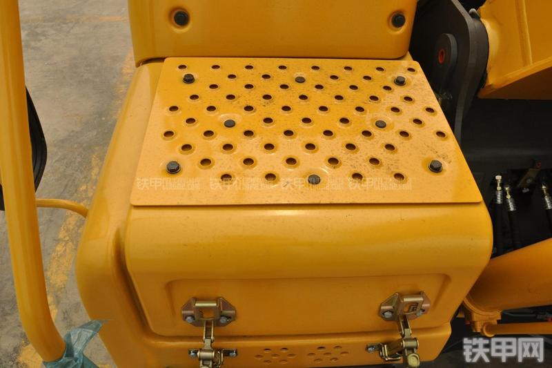 山东临工LG6135E挖掘机局部